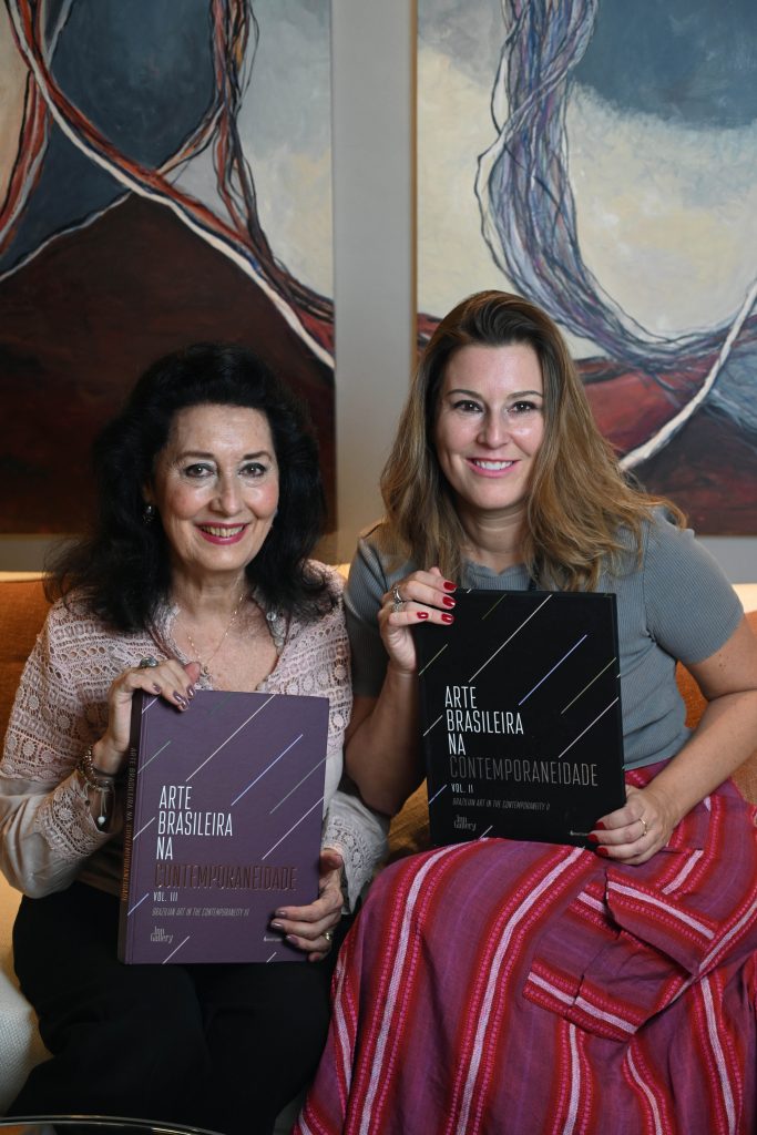 Carmen Pousada e Flávia Coelho com as publicações da Inn Gallery Editora
